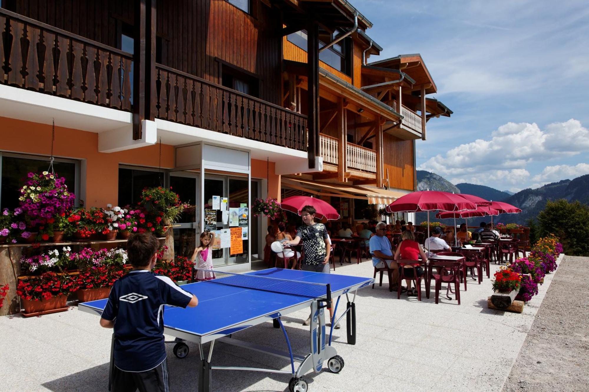 Hotel Les Skieurs Bellevaux Exterior photo